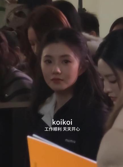 上海读书会,刘浩存化浓妆、大露美腿,却被“四方脸”的李沁抢镜