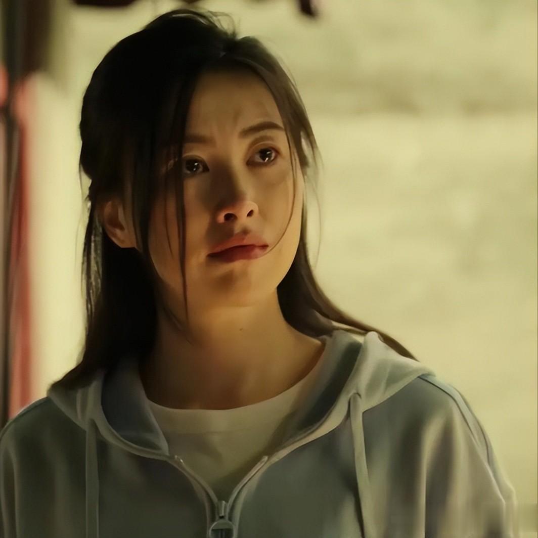 朱珠和老公在新加坡路边等车,她的老公身材高大,长相英俊。