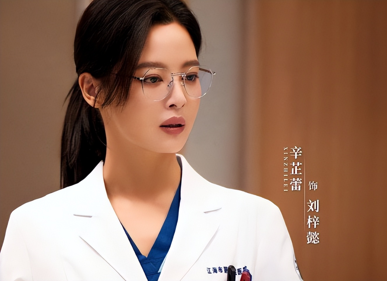 秦岚,2年前朝辛芷蕾开了一枪,没想到2025年,正中自己眉心