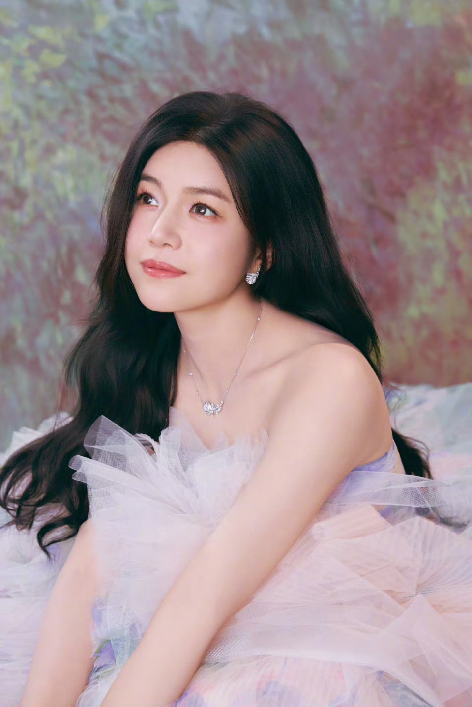 陈妍希裙摆翩翩起舞，笑容好甜