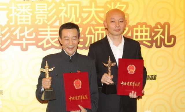 华表奖这晚，座次暴露江湖地位，成龙陈凯歌坐一边，C位雷打不动