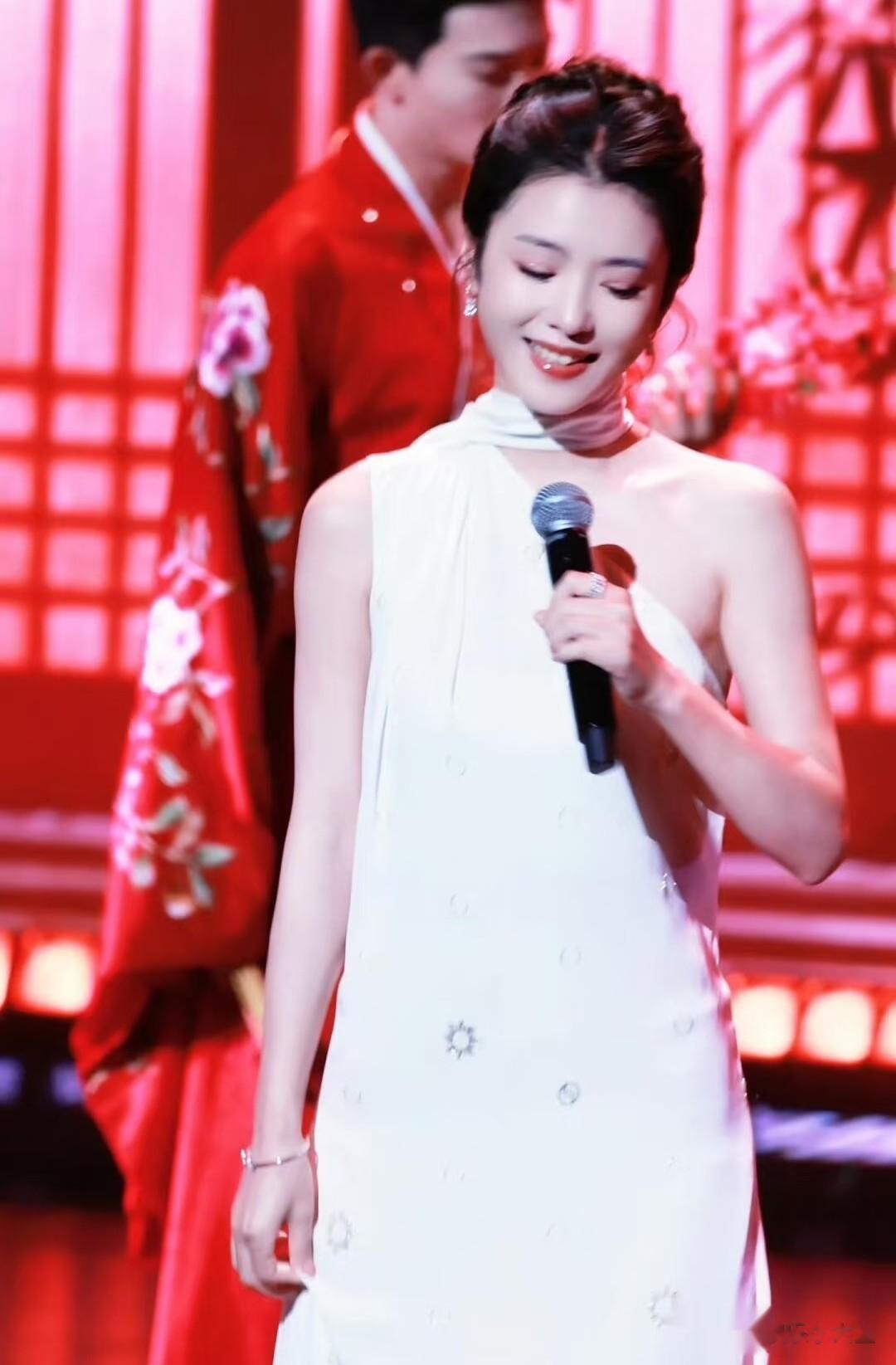 李云霄文艺志愿者时代风尚行动美照,裙身鎏金刺绣,东方气质拿捏