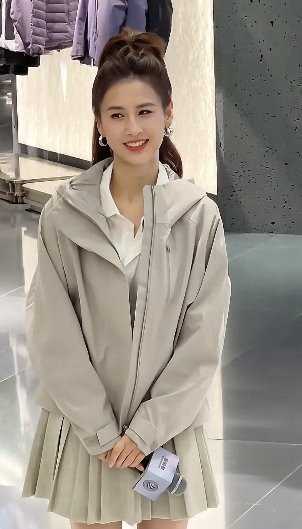 黄圣依活动近照,恢复单身的她越来越漂亮了,女明星要努力干事业