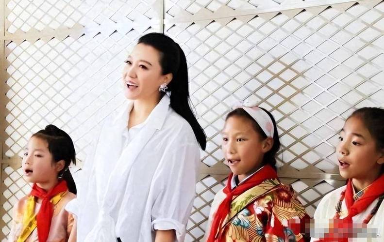 她是著名歌唱家,12次上春晚,嫁院士丈夫生双胞胎,如今怎样了?