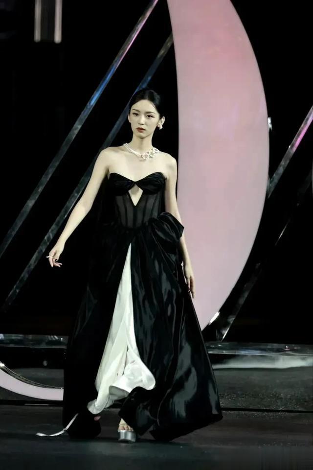 她的脸是娱乐圈数一数二的，就是胸太平了 还爱露，也不知道露个啥