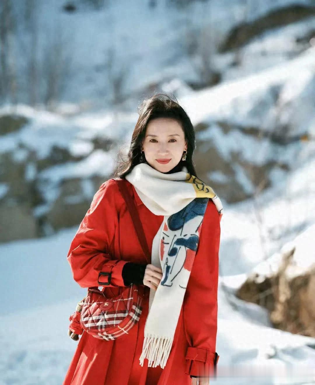 董洁恢复单身后状态大回春！穿红色风衣+围巾+长筒靴，高级又大气