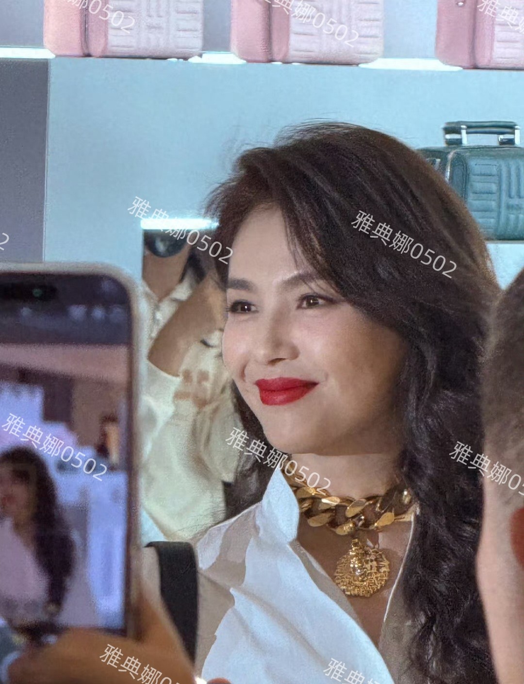 被今天的刘涛美到了，白衬衫黑西裤卷发大红唇妥妥都市丽人大女主