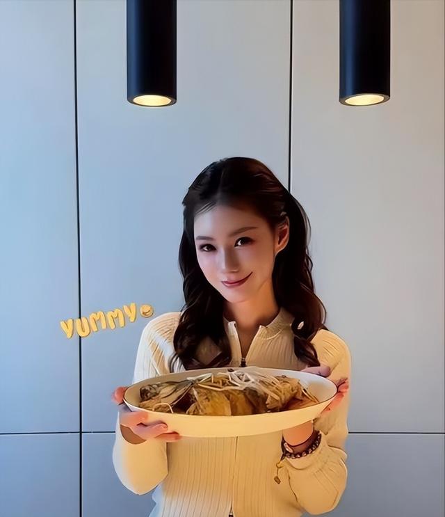 马筱梅太有手段，和汪小菲吃饭桌上摆红玫瑰，霖儿一句话让人落泪