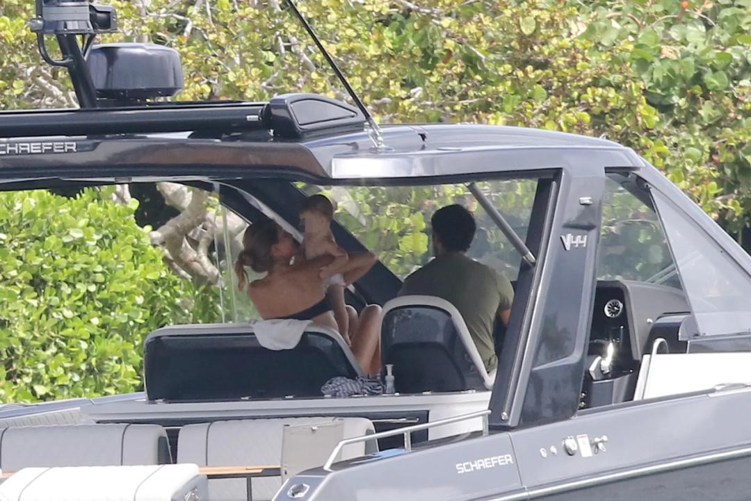 第1超模吉娘娘生完3胎10个月大回春！拍大片秀长腿，网友：45岁？