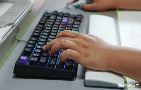 微星FORGE GK600 W方程式深度體驗：三模連接+全鍵熱插拔真香！