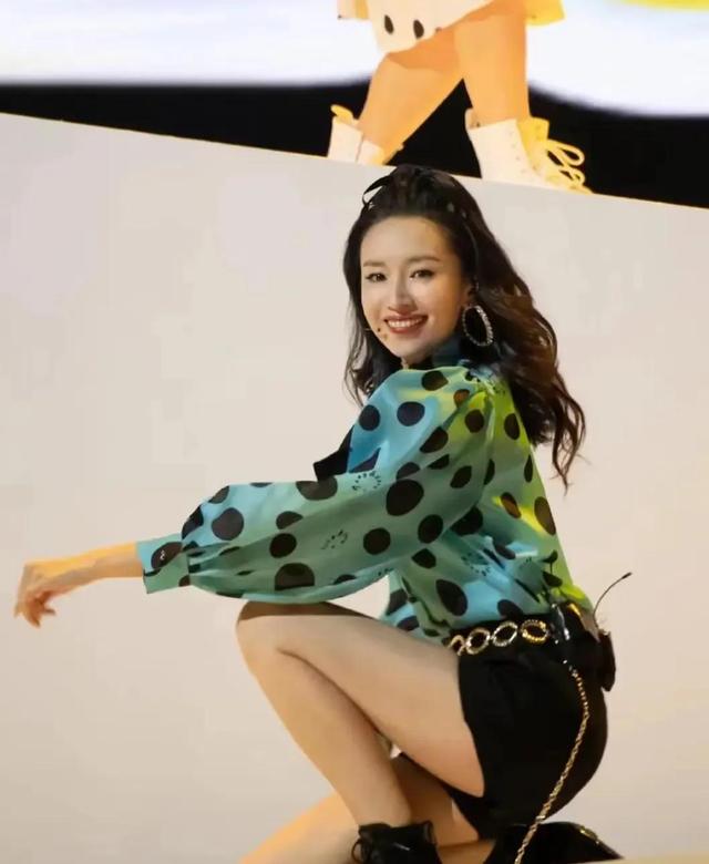 45岁董洁现身大连,穿小背心瑜伽裤又白又嫩,16岁顶顶正脸像爸爸