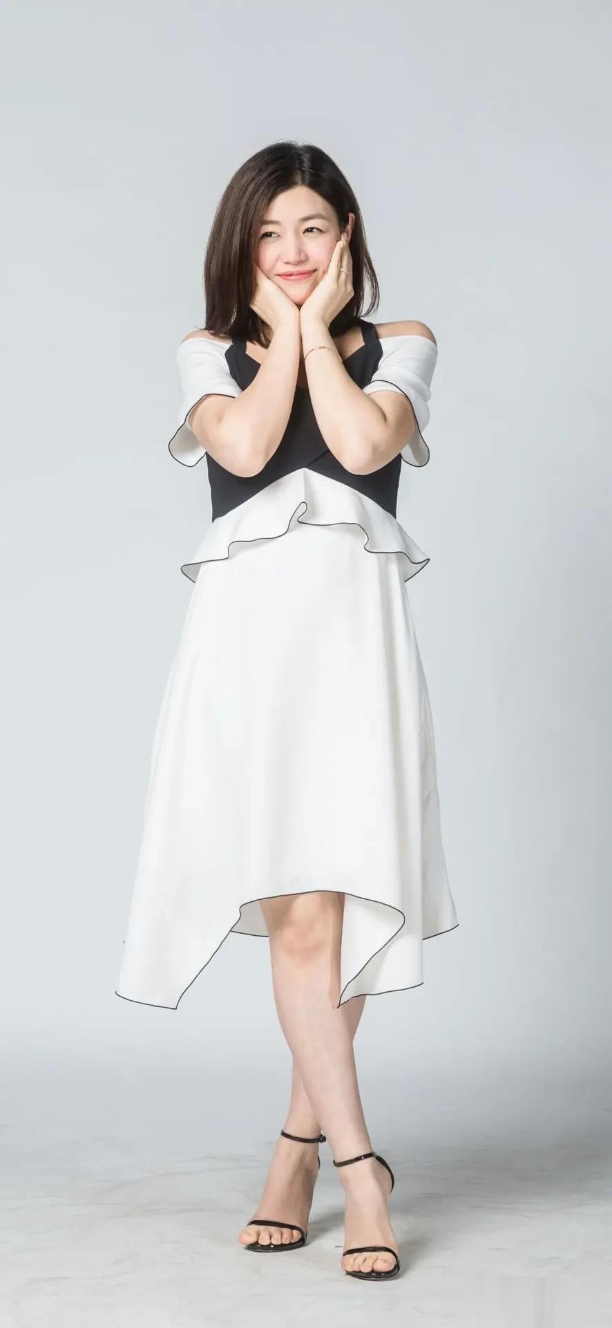 明星图片 \陈妍希，露肩黑白裙，优雅又俏皮