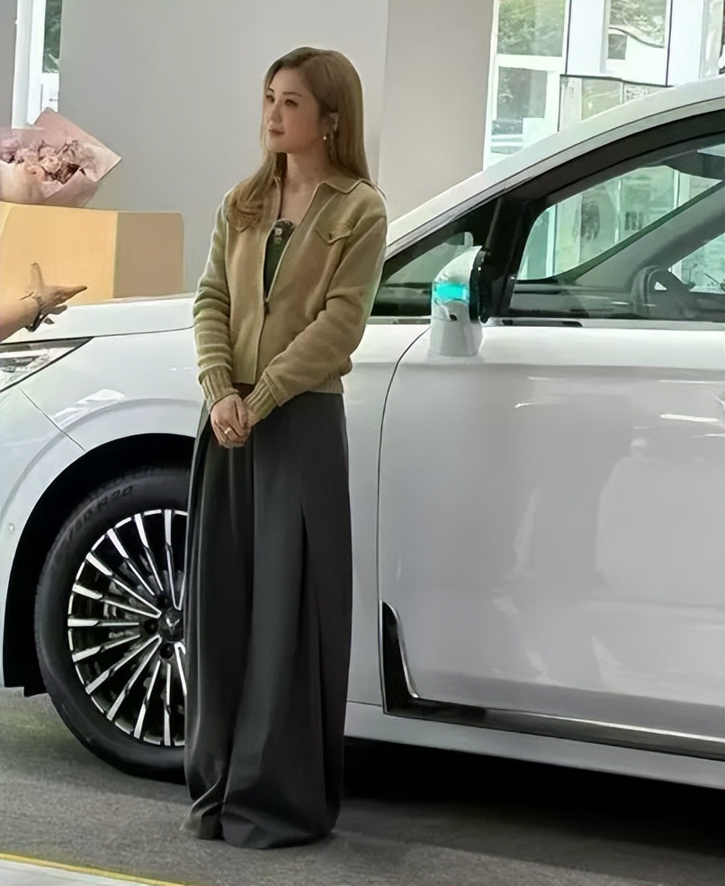 蔡卓妍低调现身广东4S店，当场下单46万豪车，与小10岁男友热恋中