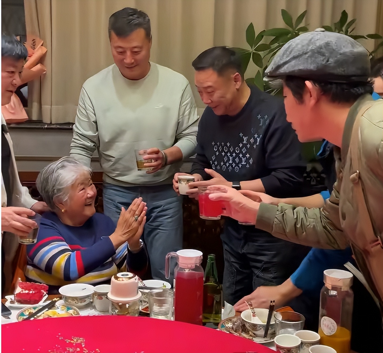 洪剑涛60岁大寿,儿子送豪车他备16箱茅台,李彬高亚麟都来了