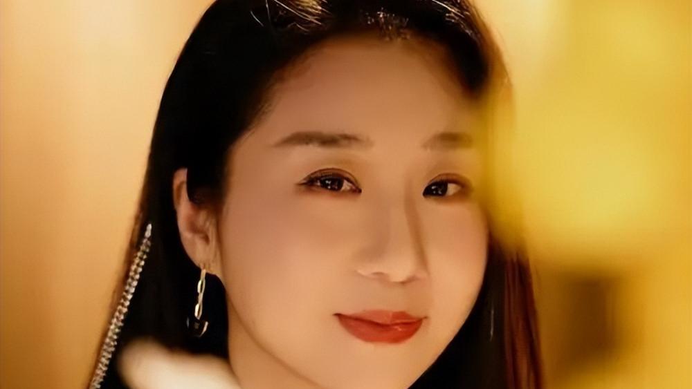 没想到，才离婚1年，傅首尔就有2个明显变化，杨幂的话得到印证