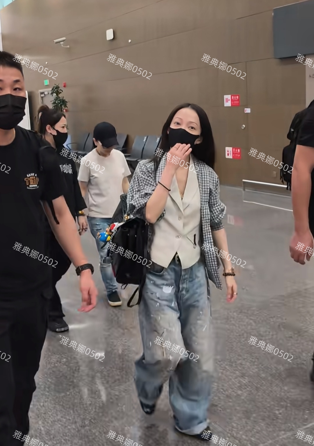 机场偶遇张韶涵, 本人个子不高好小一只,年纪大了眼睛都变小了!