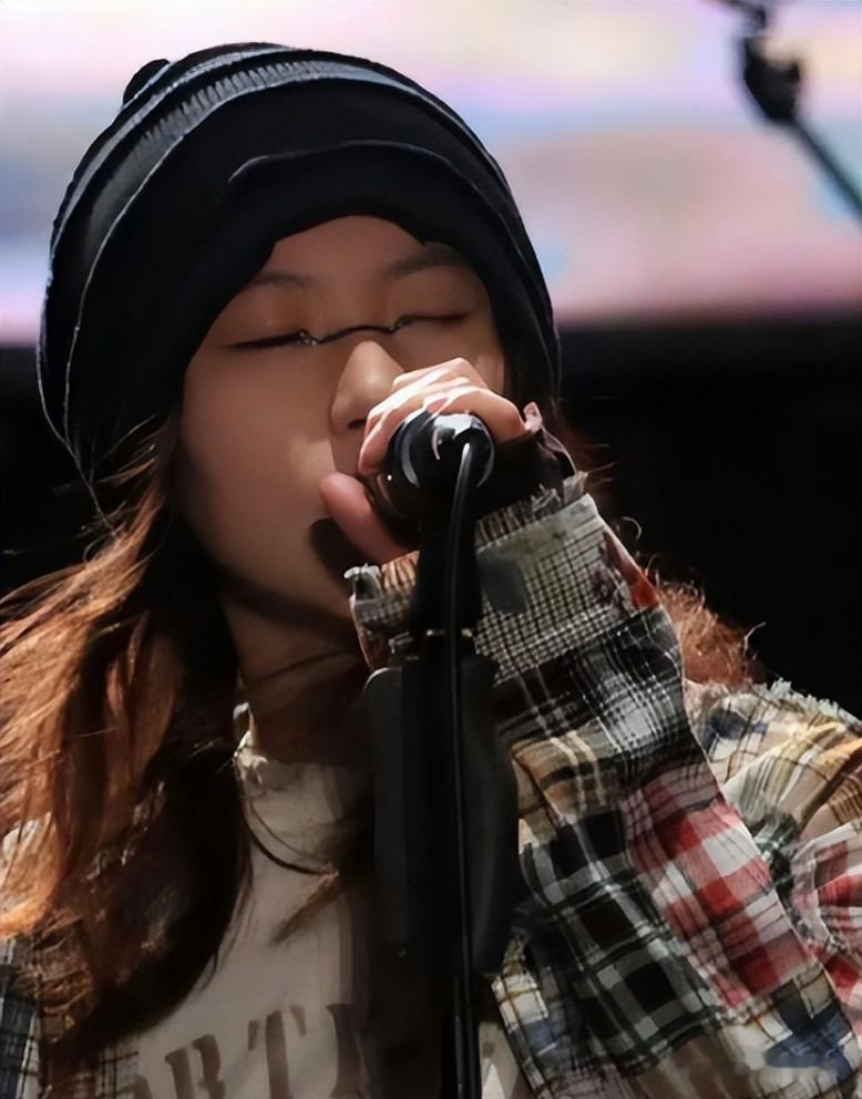 王菲女儿窦靖童，在街头被拍到和宋妍霏亲密举止，这是什么情况？