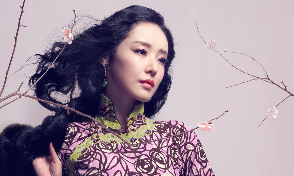 张艺谋力捧的女星,与富豪卷款61亿逃亡国外,永不回国!现在如何