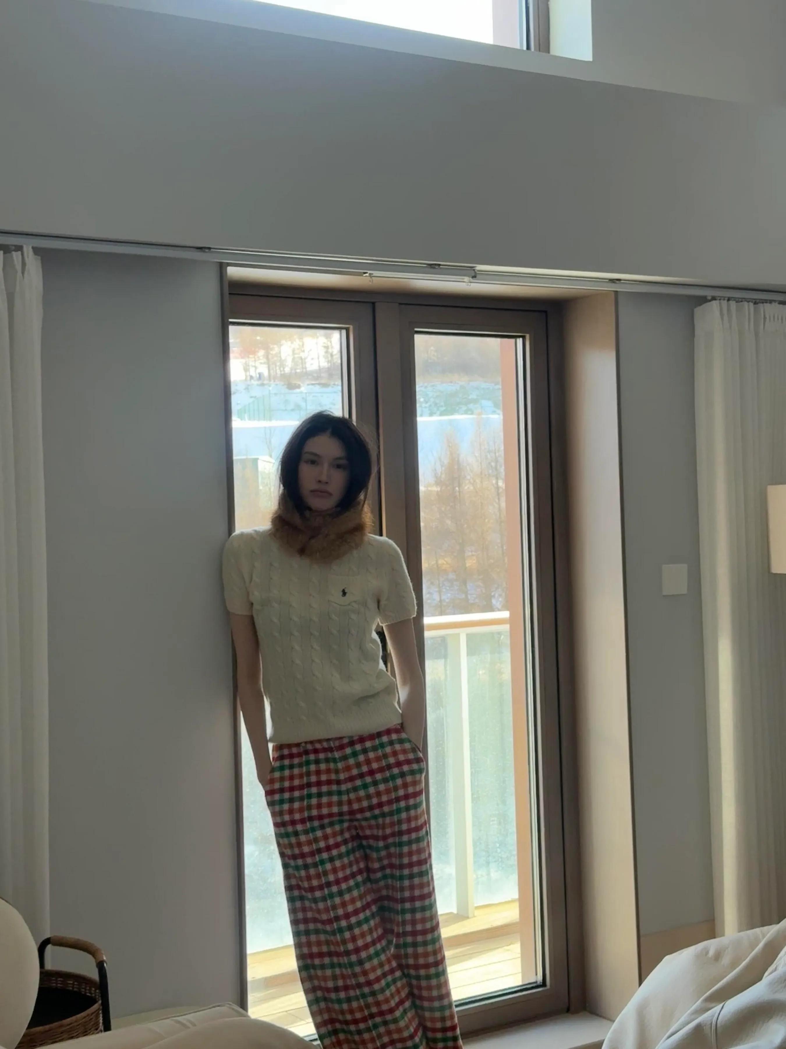 何穗蹲在雪地里拍照，她赤脚躺在沙发上，她哺乳期咖啡不离身！