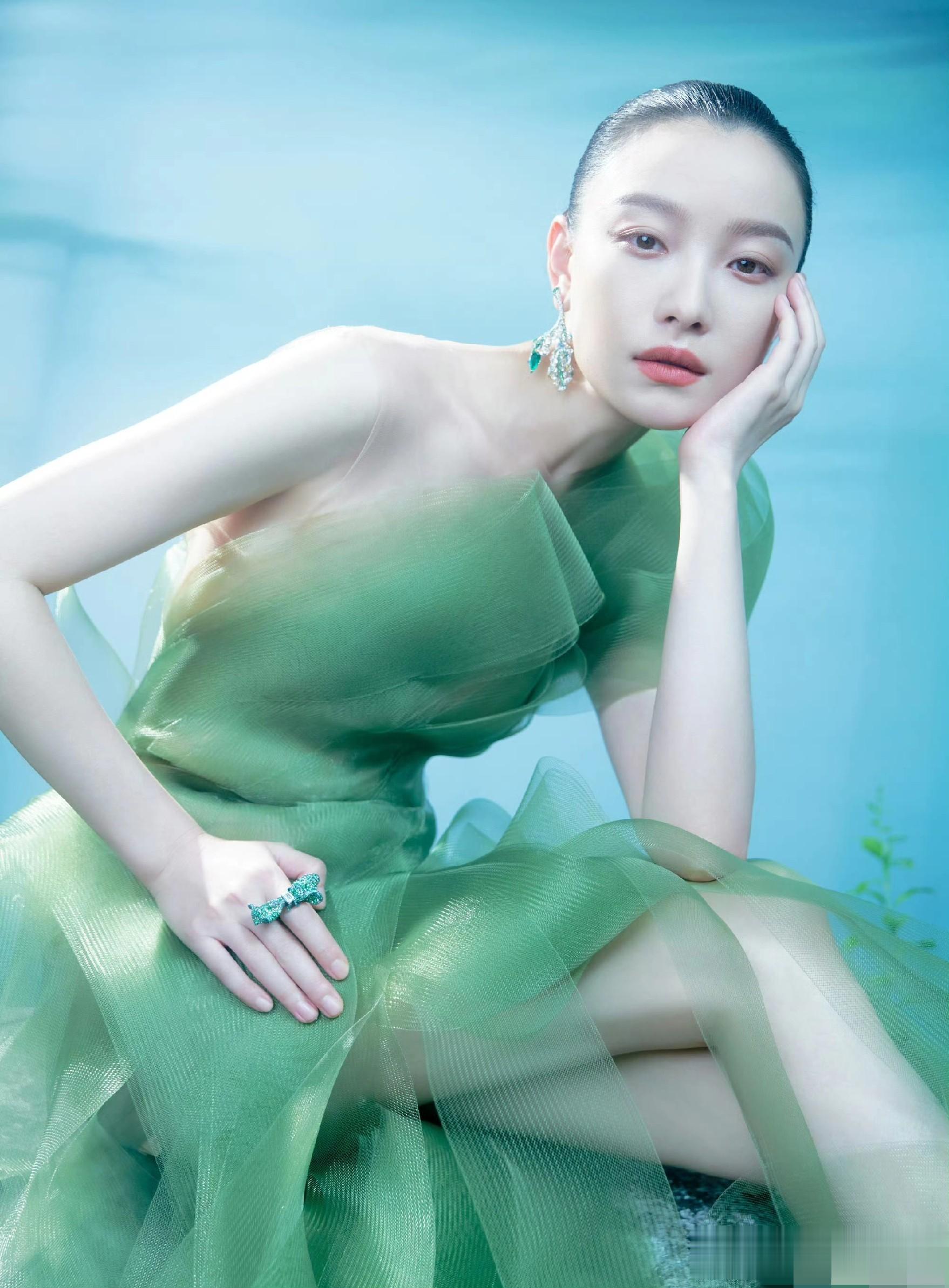 倪妮开叉绿裙拍大片，烟雨朦胧美出圈