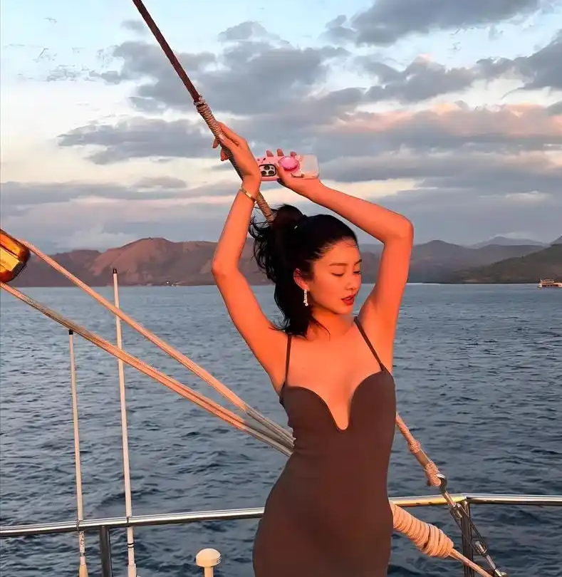 37岁阚清子挺孕肚和富豪老公逛街，肚子又大又圆，四肢依旧纤细