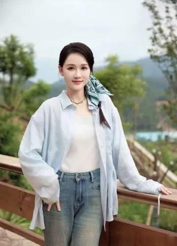 陈乔恩结婚后状态越发年轻!蓝衬衫+白背心+牛仔裤,减龄又时髦!