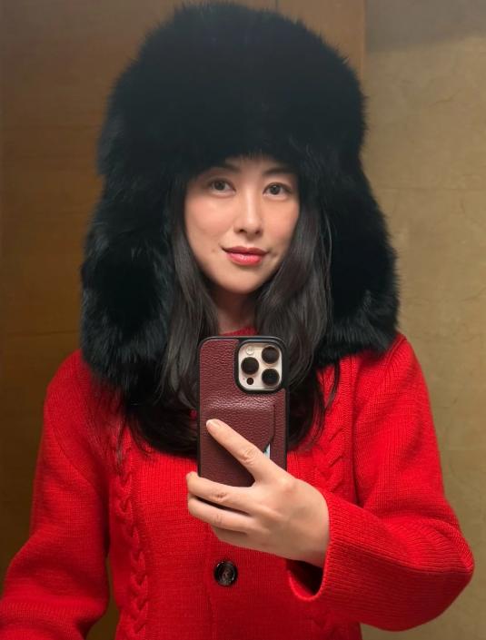 朱珠搂着老公过圣诞！4岁女儿挺小圆肚戴皇冠，岳父母现场夸女婿