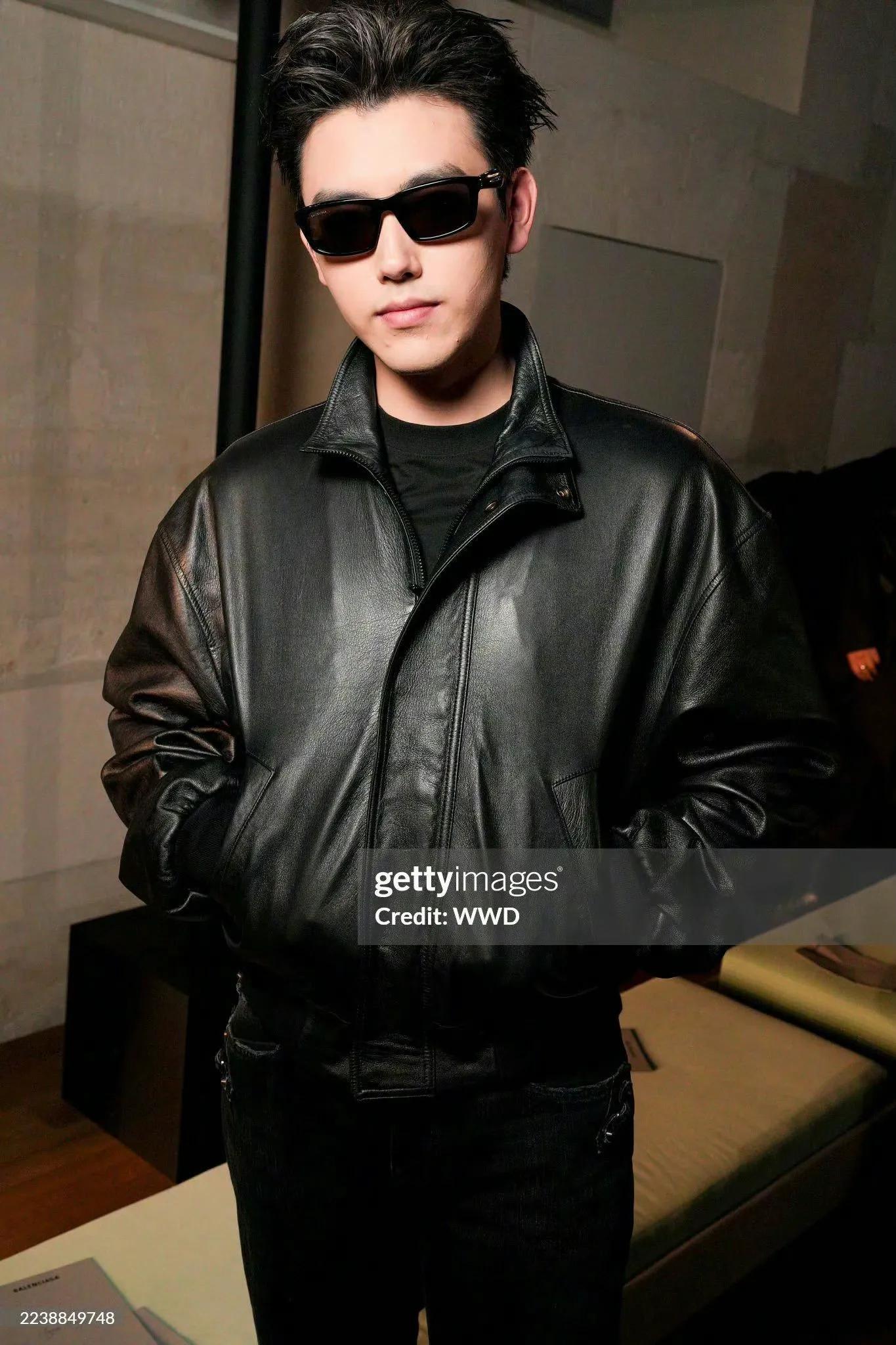 44岁梅根巴黎看秀！被媒体冷落显尴尬，穿搭效仿凯特王妃，很出圈