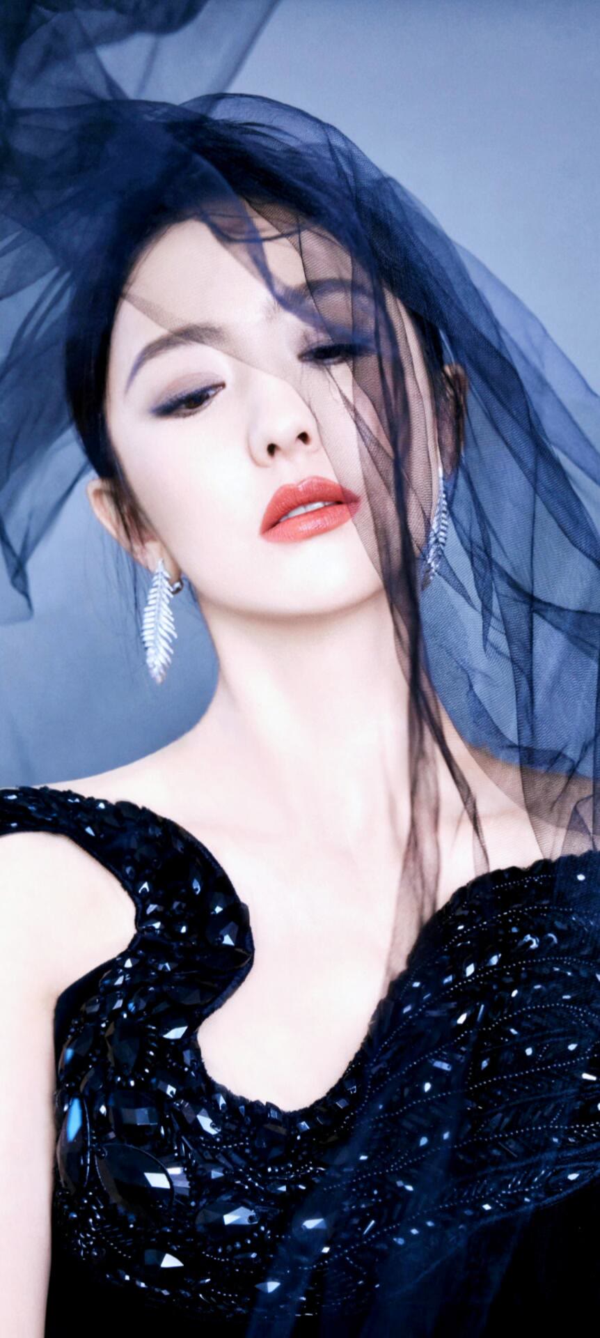 谁能不爱佟丽娅?白裙红唇+珠宝,状态封神