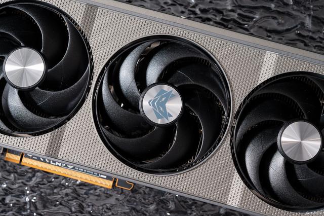 蓝宝石 RX 9060 XT 双版图赏：氮动铁血与极地白骑士的性能美学