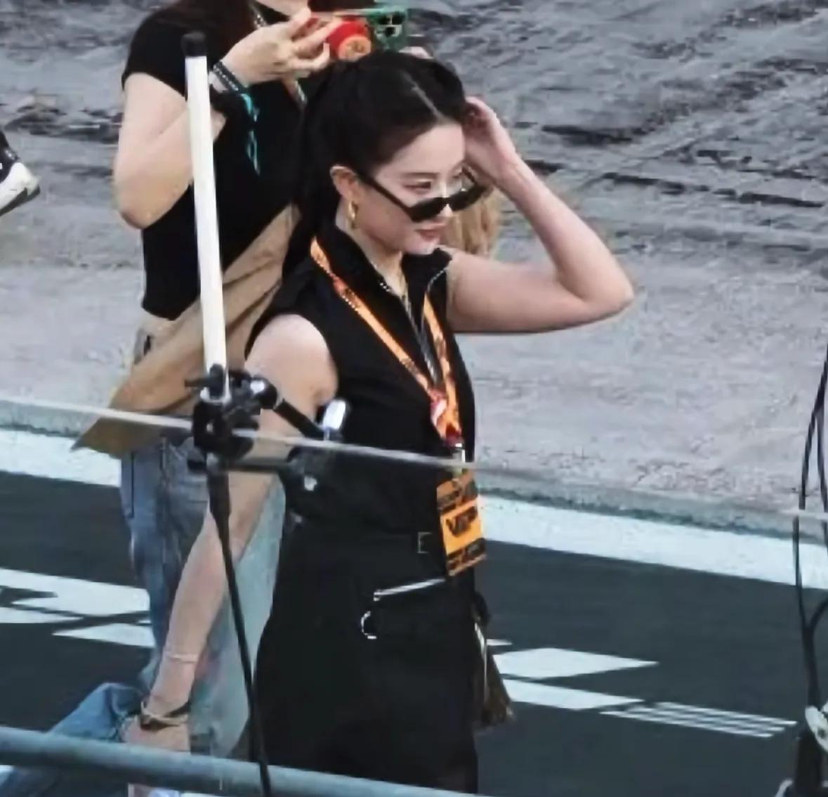 刘亦菲现身F1赛场，颜值依然惊艳，只是被颈纹和拜拜肉抢了镜