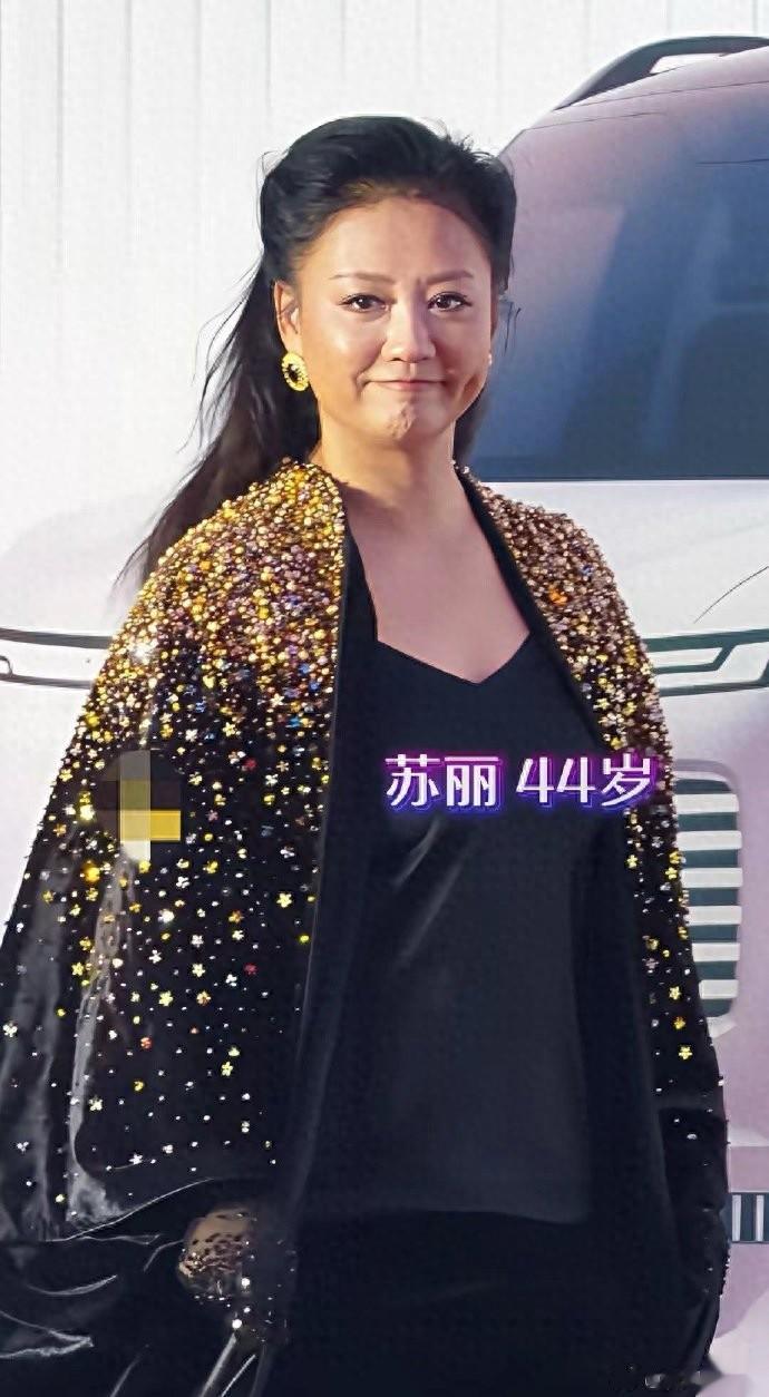 63岁张凯丽穿“不得体”短裤火上热搜，刘晓庆的话，终于有人信了