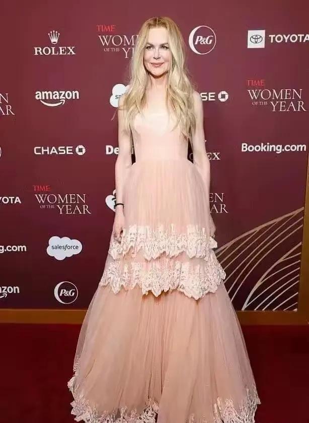 妮可·基德曼57岁惊艳亮相，粉裙飘逸，自信笑容诠释不老女神！