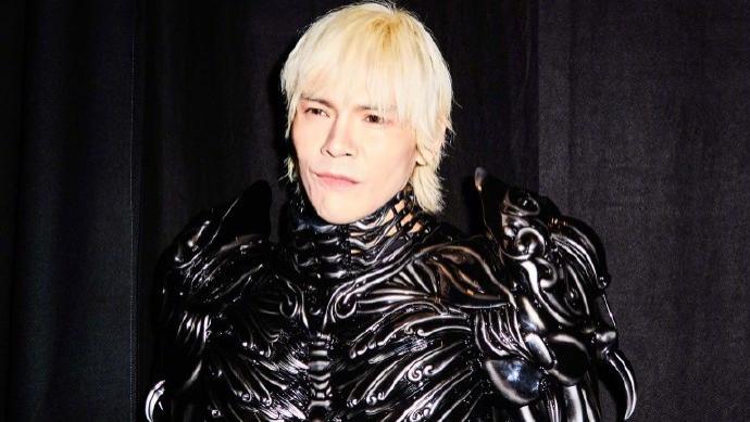 向佐“奶糖味Omega”造型再升级！12cm高跟鞋，郭碧婷看了都愣住