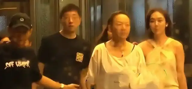 39岁姜妍与老公逛超市被偶遇!网友直呼：宋丹丹当媒人牵线太靠谱
