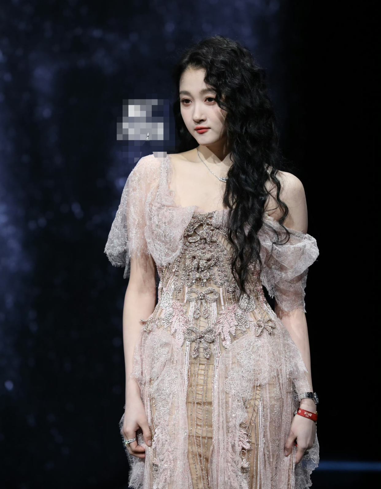 微博之夜红毯：杨幂红唇抢镜、杨紫垮脸、肖战撞衫、王一博假发？