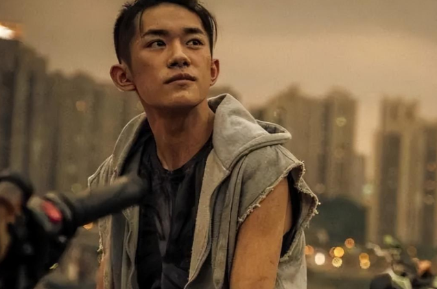 大儿子是百亿影帝,小儿子破纪录,易烊千玺的妈妈究竟有多厉害?