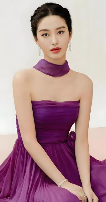 33岁杨采钰孕肚曝光!手扶后腰孕相明显,男友高大帅气陪伴左右