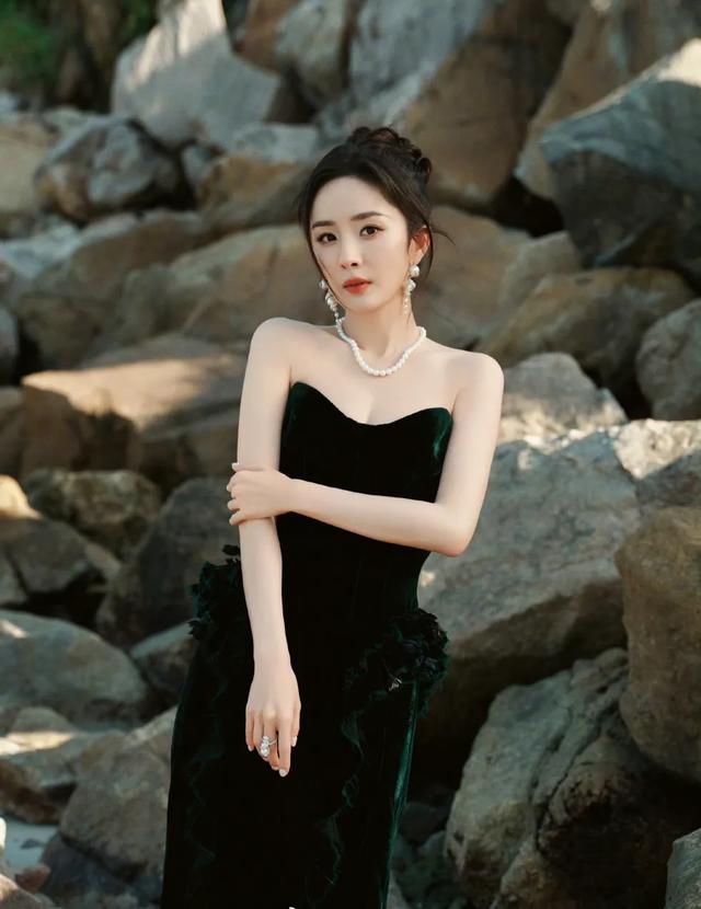 杨幂墨绿色抹胸礼服裙灵动柔美