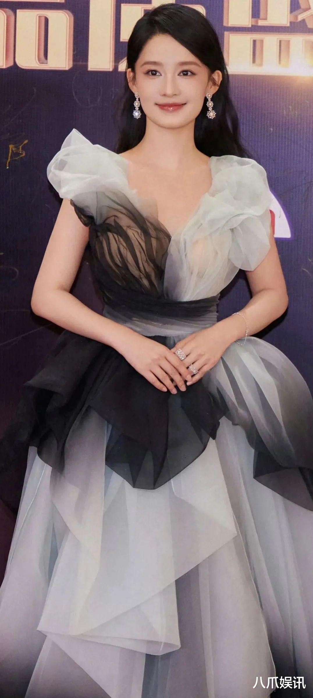 李沁红毯造型爆了!网友吵翻天:清纯女神这次真敢穿?