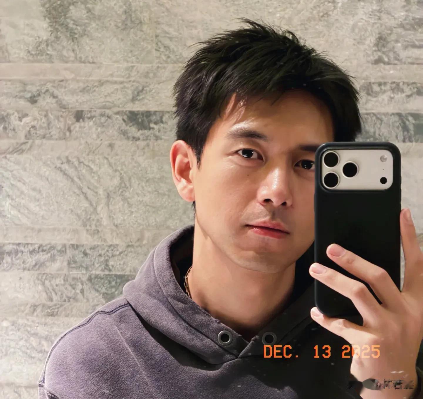 李现故宫拍雪景被偶遇，包裹严实，眼神犀利，网友：像特工！