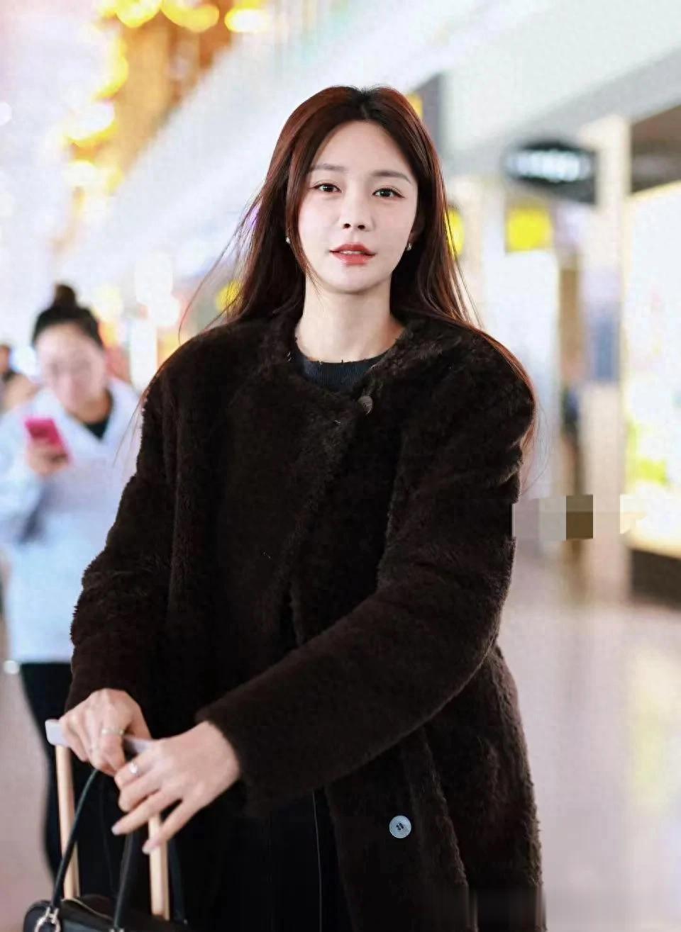 沈梦辰真是穿搭高手！深棕圆领大衣+灰色针织衫+阔腿裤 高级又洋气