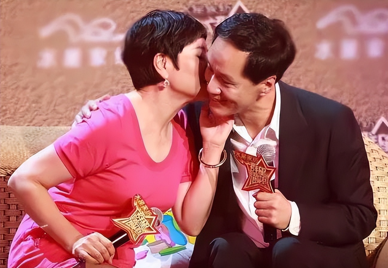 63岁冯远征带71岁妻子回老家，两人牵手逛景点，梁丹妮短发好利落