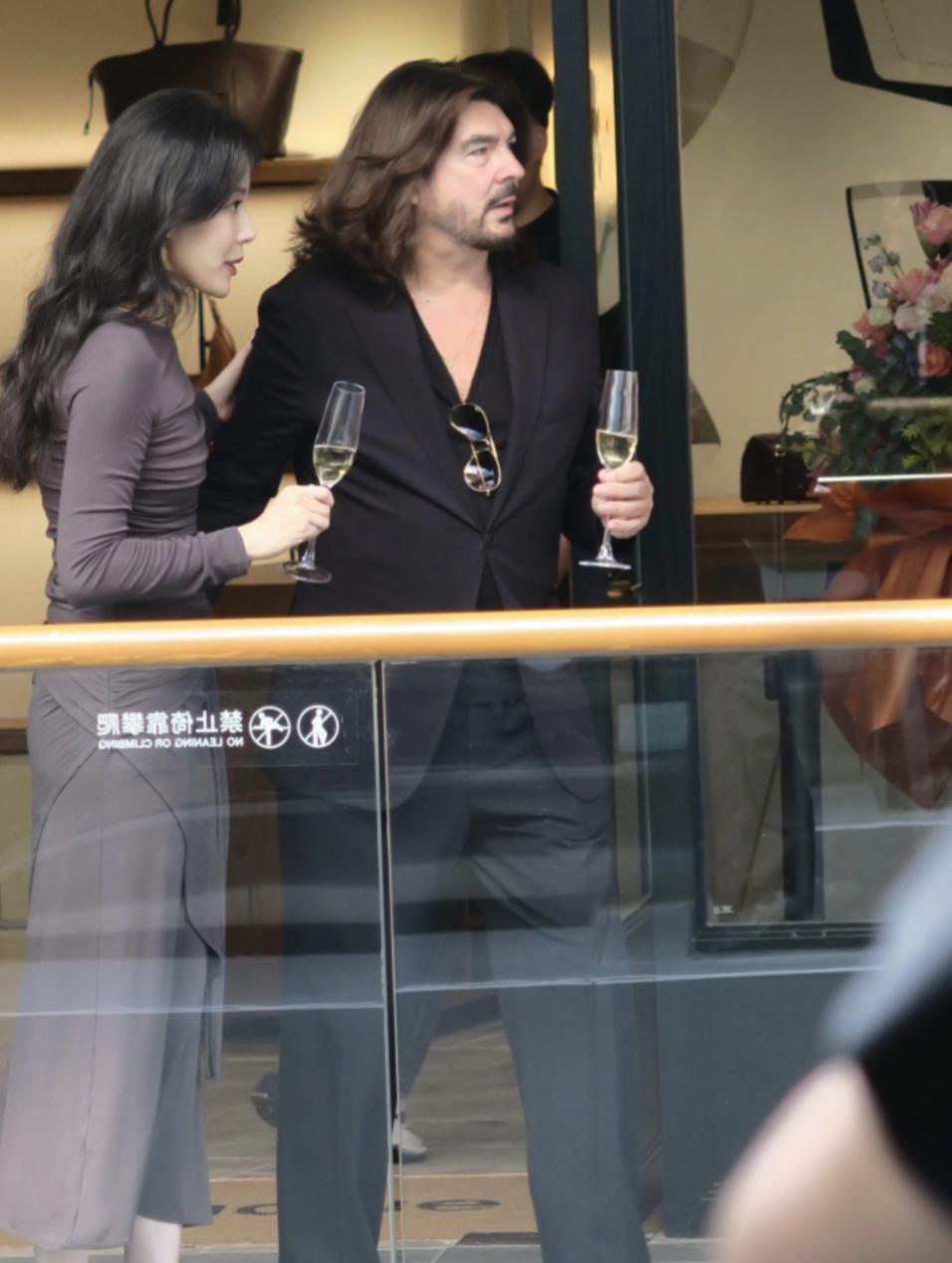 朱珠同台蔚来老板娘，她穿黑裙举香槟优雅，王屹芝指来指去不礼貌