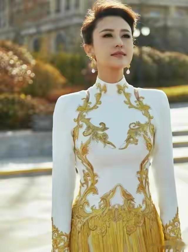 被造谣十年！央视张蕾一张合影再遭网暴，真相令人心寒