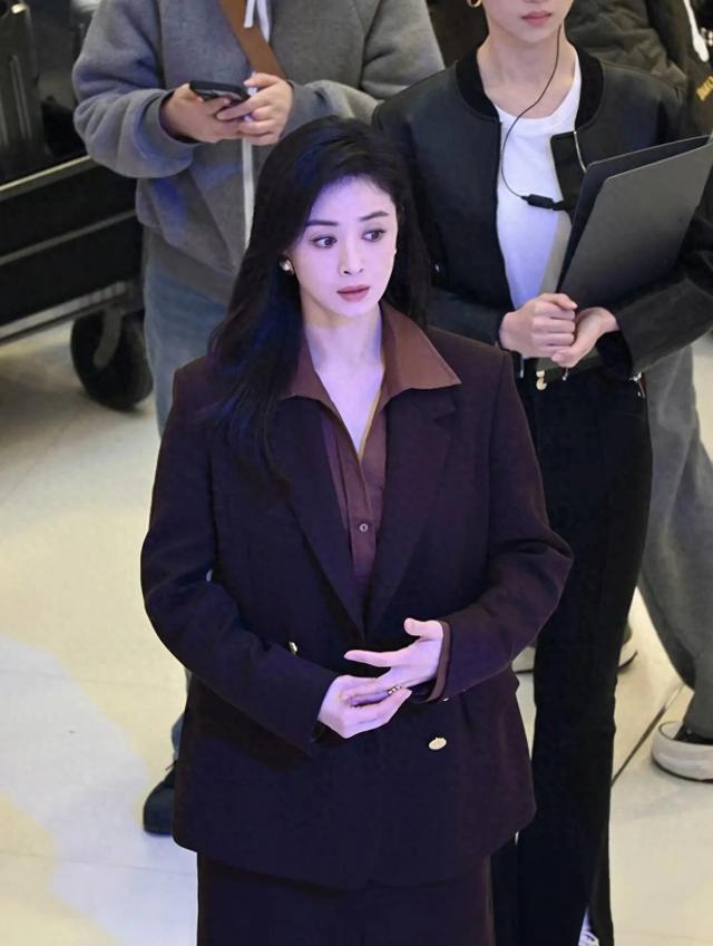 蒋欣素颜游玩被拍,手上的冰透轮胎镯是加了镶嵌的,太抢眼了