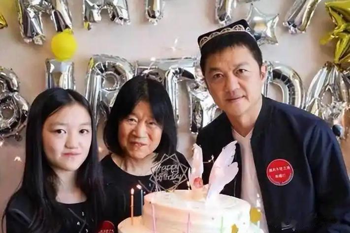 王菲担心的事还是发生了,李亚鹏再曝丑闻,难怪频频向李嫣献殷勤