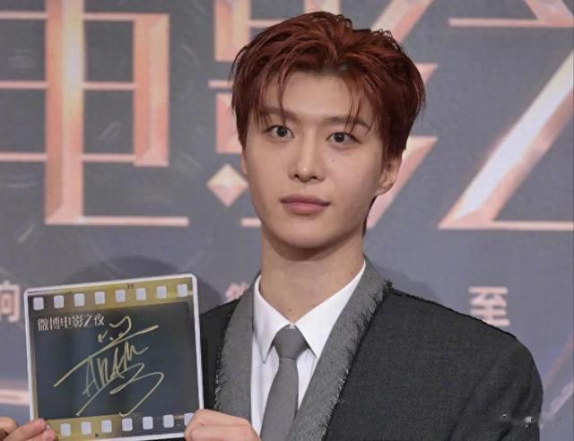 电影之夜男明星集体翻车，松垮、疲惫、黑眼圈、尽显真实状态