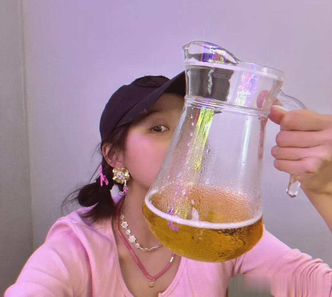 关晓彤打卡汪苏泷演唱会，一身粉色穿搭花里胡哨，被吐槽非常的土