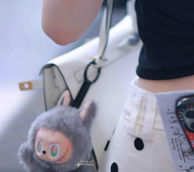 宋轶背着12万的爱马仕包狂奔，她跑的好快，她穿的百元波点裙好看